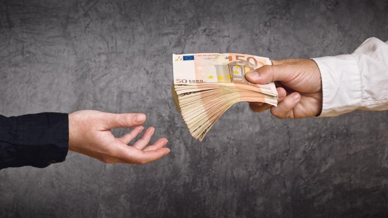 Κατώτατος μισθός: Ποια επιδόματα επηρεάζονται από την αύξησή του – Πώς διαμορφώνονται τα ποσά