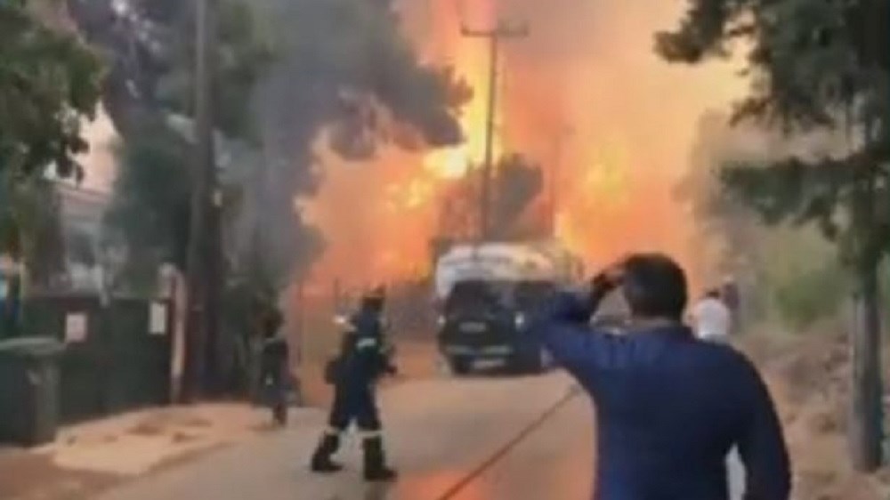 Εικόνες που κόβουν την ανάσα από τη φωτιά στη Σταμάτα – Οι φλόγες δίπλα στα σπίτια