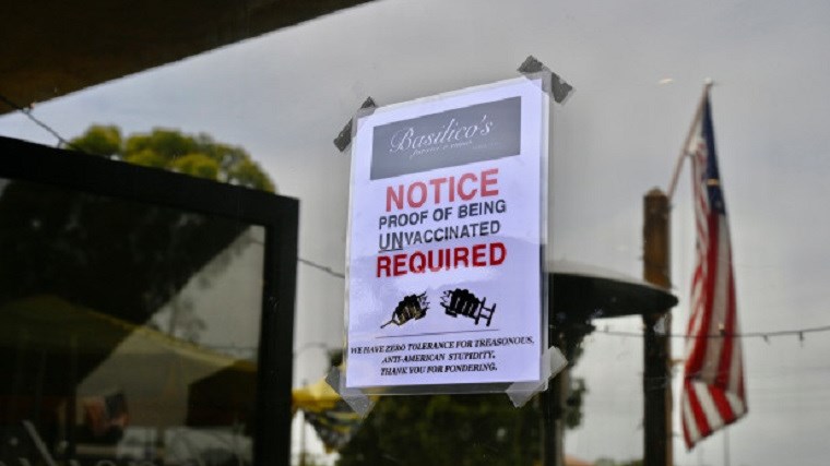 Σάλος με εστιατόριο που ζητεί αποδείξεις από τους πελάτες του ότι δεν είναι εμβολιασμένοι