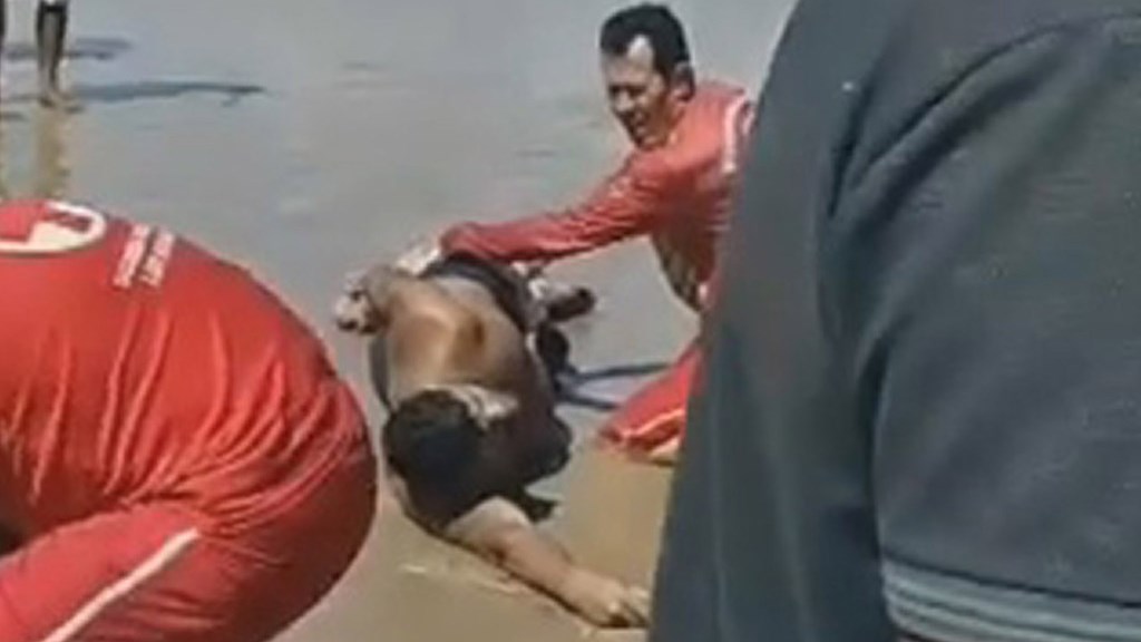 Σώθηκε παρά τρίχα από τα σαγόνια του καρχαρία