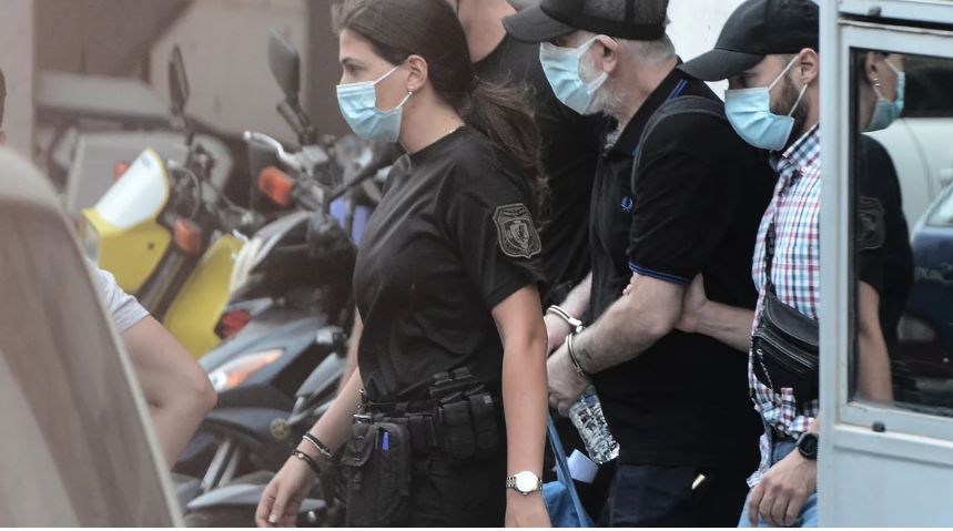 Με χειροπέδες ο Πέτρος Φιλιππίδης – Έφτασε στις φυλακές της Τρίπολης – ΦΩΤΟ