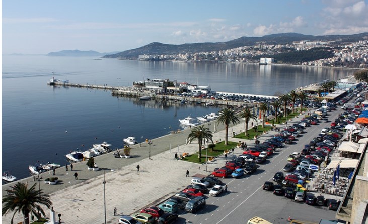 Τρόμος στην παραλιακή οδό της Καβάλας – Γυναίκα… έκοβε “βόλτες” με κουζινομάχαιρο