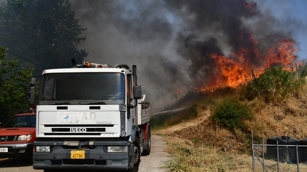 Ολονύχτια μάχη με τις φλόγες στην Αχαΐα: Εκκενώνονται ακόμη εννέα οικισμοί