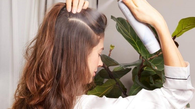 Οι τρεις τέλειοι τρόποι χρήσης ενός dry shampoo