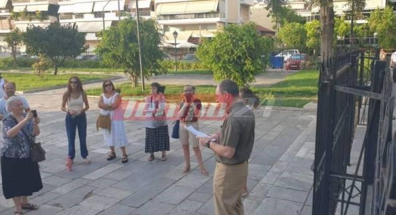Συγκέντρωση αντιεμβολιαστών έξω από εκκλησία στην Πάτρα – Έψαλλαν τον Ακάθιστο Ύμνο