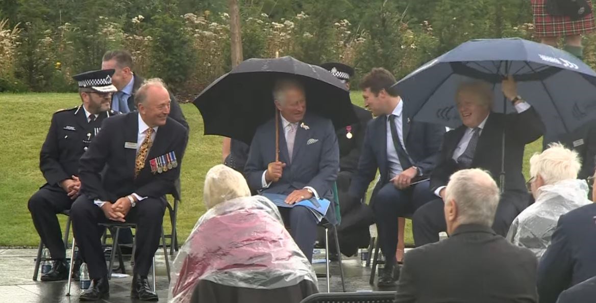 Η στιγμή που ο Μπόρις Τζόνσον παλεύει με την… ομπρέλα του και η αντίδραση του πρίγκιπα Κάρολου