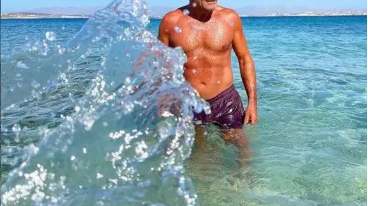 Εντυπωσιάζει δημοφιλής ηθοποιός – Σε άψογη φόρμα στα 59 του – ΦΩΤΟ