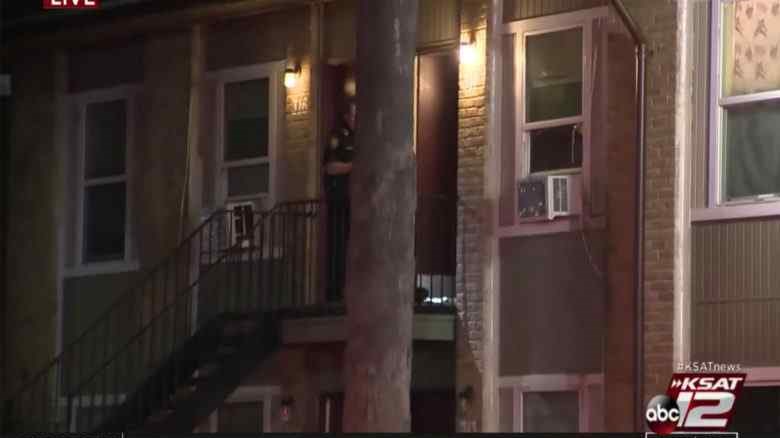 “Η μαμά είναι νεκρή” – Γυναίκα βρέθηκε μαχαιρωμένη μέσα σε μια λίμνη αίματος