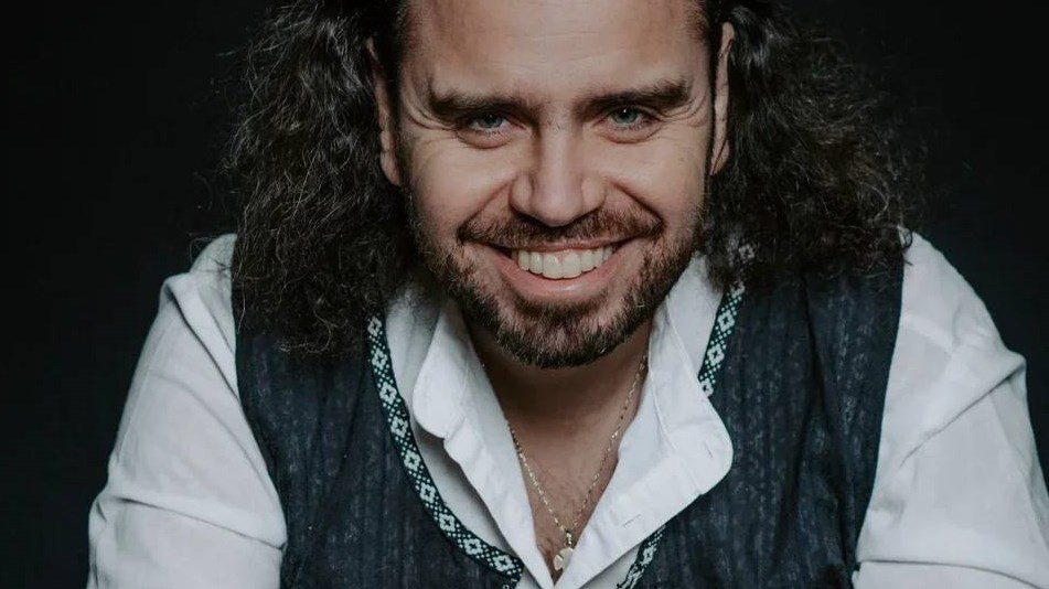 Γιάννης Κοφώπουλος: Μετά το ρωσικό «The Voice», πρώτος σε διεθνές φεστιβάλ – Η εμφάνιση με ποντιακή λίρα