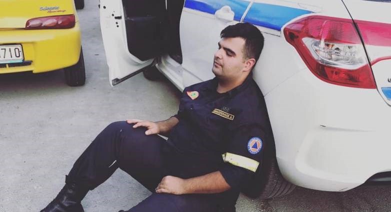 Viral η φωτογραφία του εξαντλημένου πυροσβέστη μετά τη μάχη με τις φλόγες στην Πάτρα