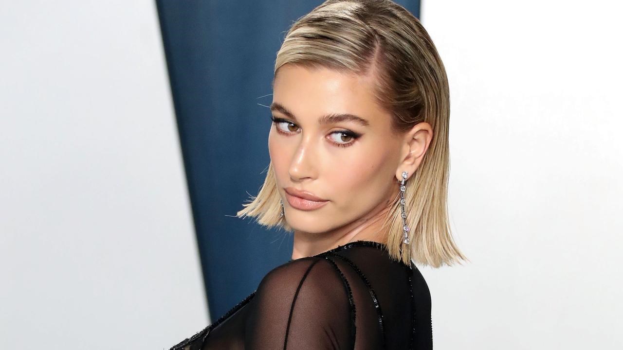 Η Hailey Bieber υιοθετεί το πιο εύκολο και πρακτικό makeup trend του καλοκαιριού