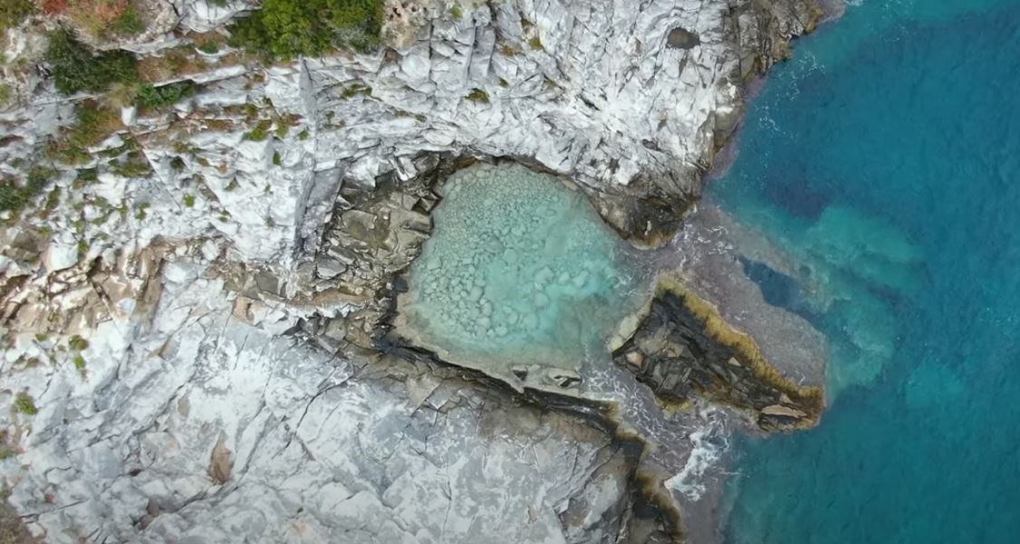 Η πέτρινη φυσική πισίνα της Μάνης που μαγεύει – Δείτε πού βρίσκεται – ΒΙΝΤΕΟ