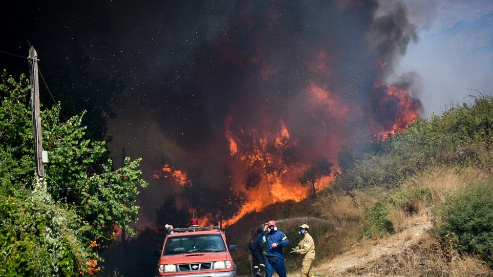 Συνεχίζεται η μάχη με τις φλόγες στη Βόνιτσα