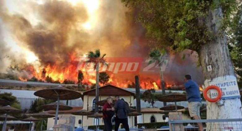 Φωτιά στην Αχαΐα: Απομακρύνθηκαν από τις παραλίες οι λουόμενοι, ηχούν οι καμπάνες