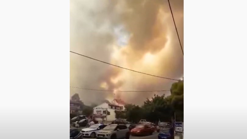 Φωτιά στην Αχαΐα: Αναφορές για καμένα σπίτια, σε ετοιμότητα το Λιμενικό – Συγκλονιστικό ΒΙΝΤΕΟ