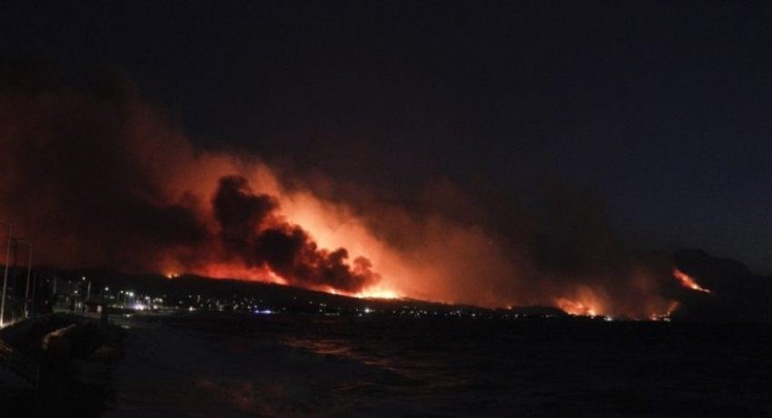 Μάχη με τις φλόγες στην Αχαΐα – Δεκαέξι τραυματίες, κάηκαν σπίτια από τη μεγάλη φωτιά