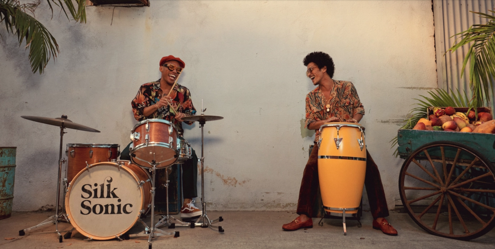 Οι Silk Sonic στο εξώφυλλο του τελευταίου τεύχους του μουσικού περιοδικού Rolling Stone