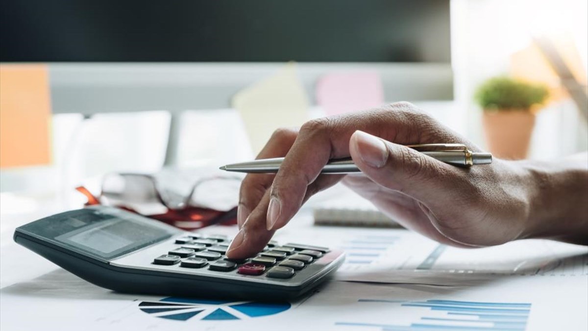 Καυτό δίμηνο με φοροελαφρύνσεις και ΔΕΘ – Αγωνία για το ΑΕΠ