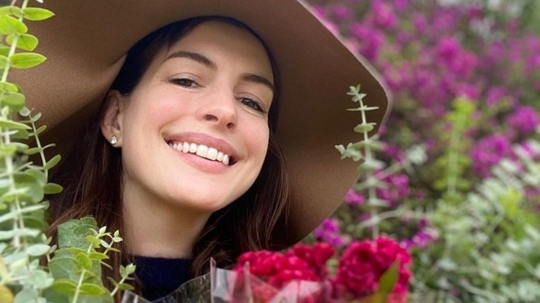 Η Anne Hathaway μας δείχνει πως οι αφέλειες που μακραίνουν είναι το νέο cool look