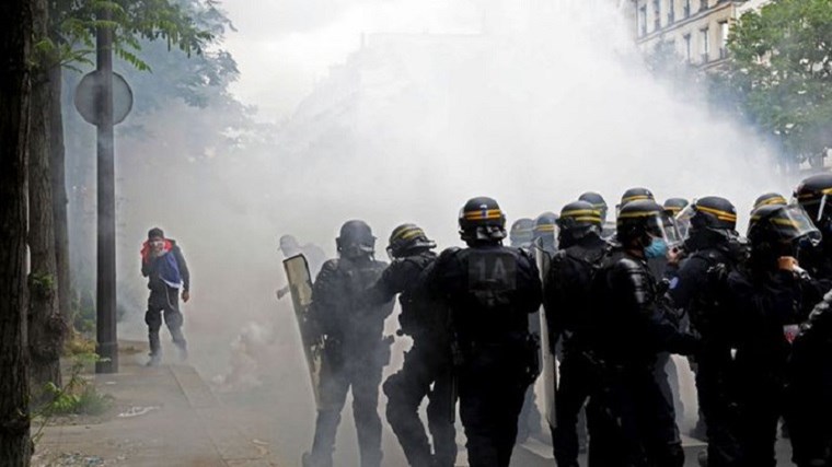 Ένταση σε διαδηλώσεις στη Γαλλία κατά του πιστοποιητικού υγείας – Τραυματίστηκαν τρεις αστυνομικοί
