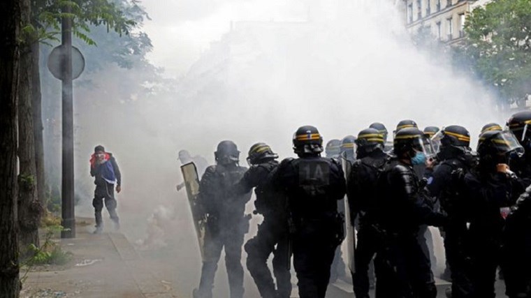 Ένταση σε διαδηλώσεις στη Γαλλία κατά του πιστοποιητικού υγείας – Τραυματίστηκαν τρεις αστυνομικοί