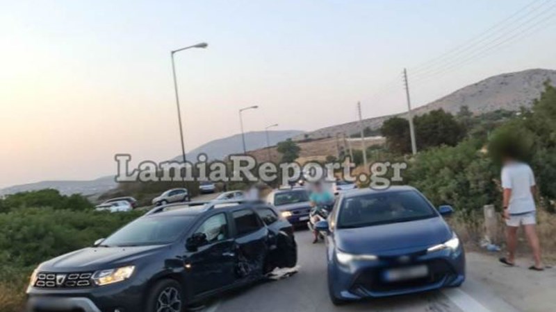 Λαμία: Καραμπόλα τριών αυτοκινήτων στη Λεωφόρου Σουνίου – Σοβαρές οι υλικές ζημιές – ΦΩΤΟ