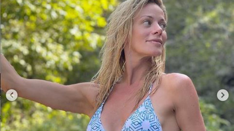 Εντυπωσιάζει η Ζέτα Μακρυπούλια – Με μπικίνι χωρίς ίχνος μακιγιάζ – ΦΩΤΟ