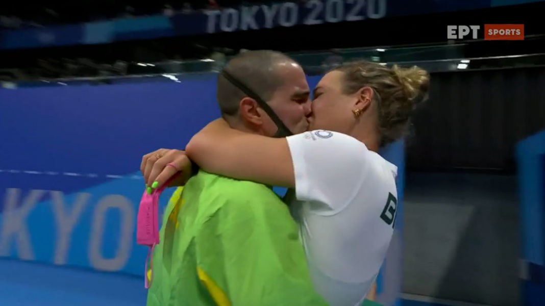 Ένας χάλκινος Ολυμπιονίκης για… φίλημα – Ο έξαλλος πανηγυρισμός στους Ολυμπιακούς Αγώνες – ΒΙΝΤΕΟ