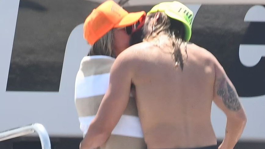 Καυτά φιλιά για τη Χάιντι Κλουμ – Κολάζει με το μικροσκοπικό μπικίνι της