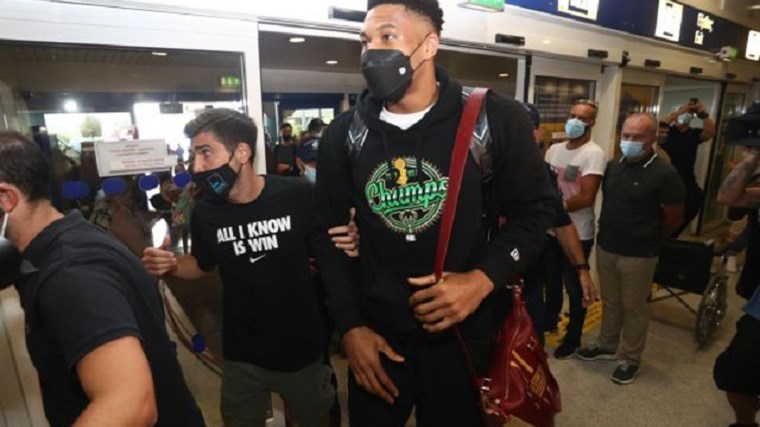 Η άφιξη των Αντετοκούνμπο στην Αθήνα – Η θερμή υποδοχή, η συγκίνηση και το Κύπελλο