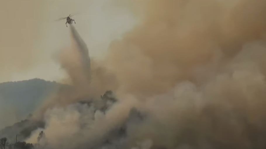 Αγρίνιο: Καίγεται δασική έκταση στο Παραδείσι – Εκκενώθηκαν δύο οικισμοί