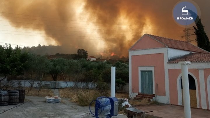 Συναγερμός για τη μεγάλη φωτιά στη Ρόδο – Χωρίς ηλεκτρικό ρεύμα πολλές περιοχές – ΦΩΤΟ