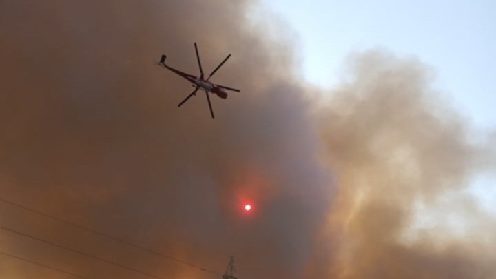 Μαίνεται η φωτιά στη Ρόδο – Στη “μάχη” και τα εναέρια μέσα