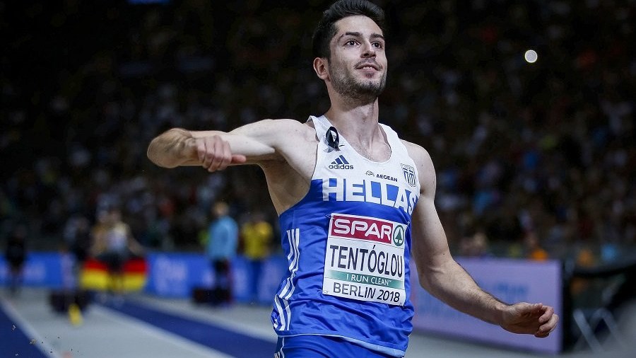 Τρέλα στα Γρεβενά για τον “χρυσό” Μίλτο Τεντόγλου – Η συγκίνηση της μητέρας του και οι πανηγυρισμοί με συρτάκι