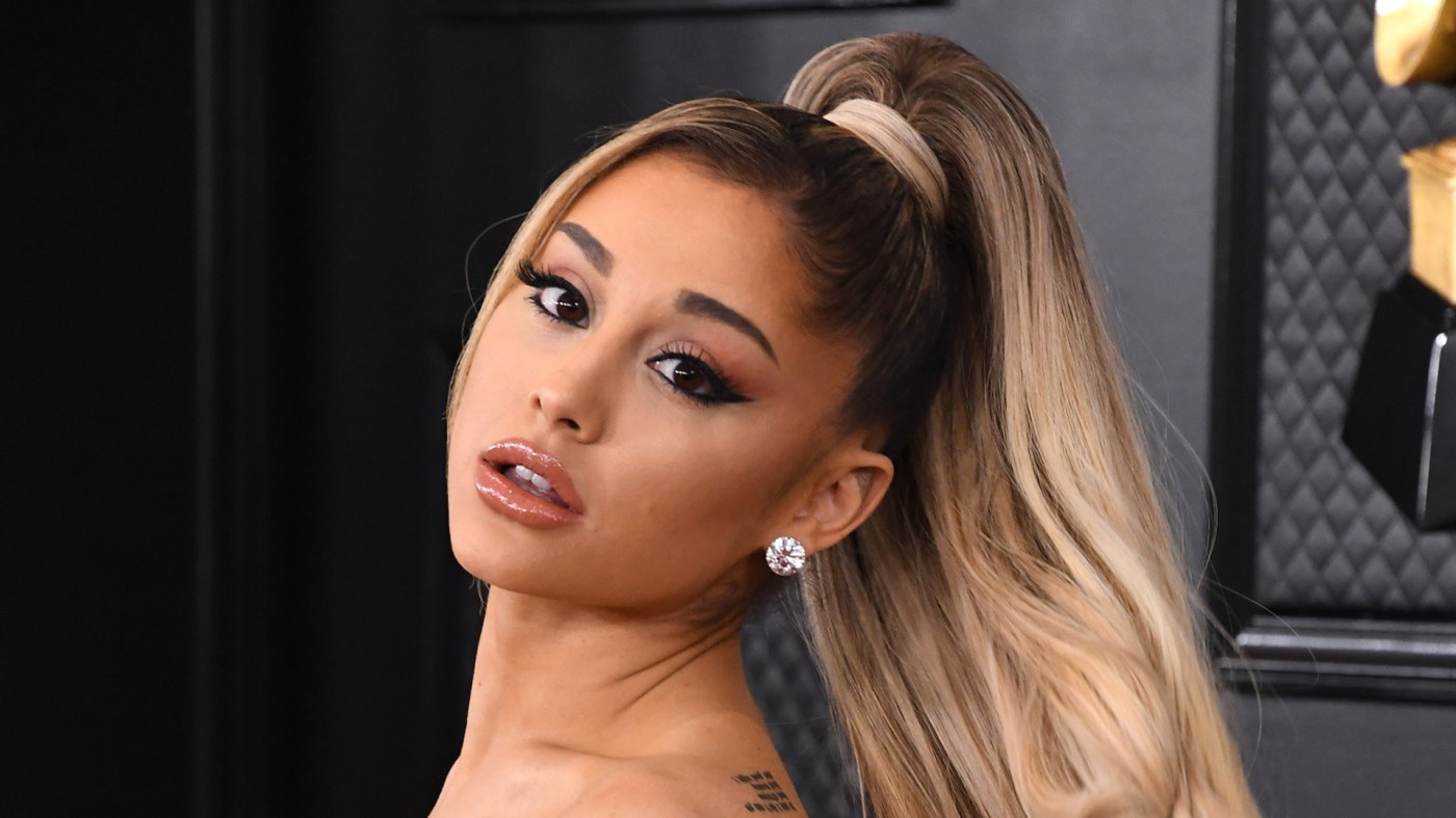 Η Ariana Grande δηλώνει “vaxxed n masked” και συστήνει σε όλους να εμβολιαστούν και να φοράνε μάσκα