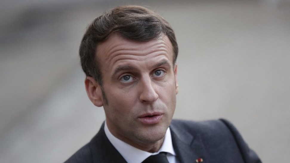 Ο ηλιοκαμένος Μακρόν στέλνει μέσω Instagram και Tik Tok μήνυμα για τα εμβόλια