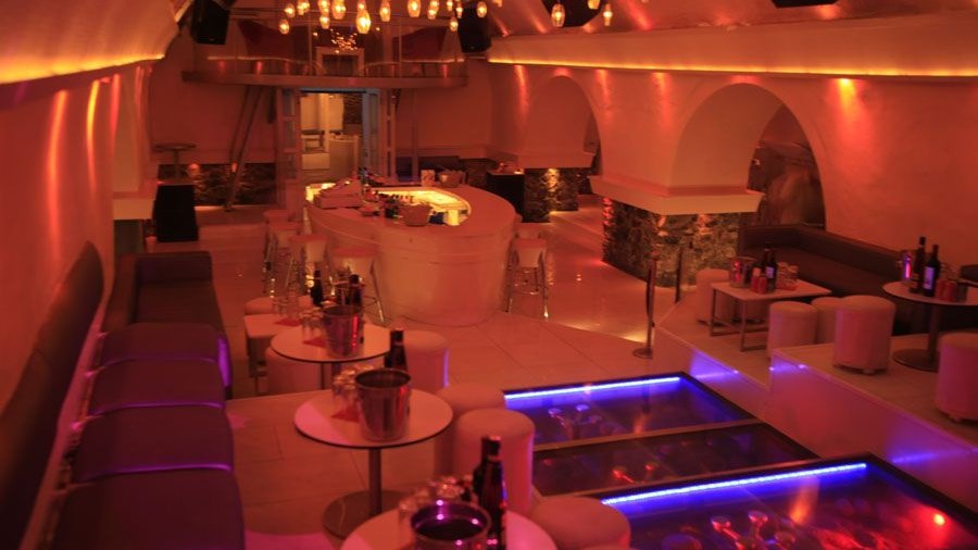 “Βροχή” τα λουκέτα σε Σαντορίνη, Πάρο και Ίο – Τα γνωστά κλαμπ που σφραγίστηκαν