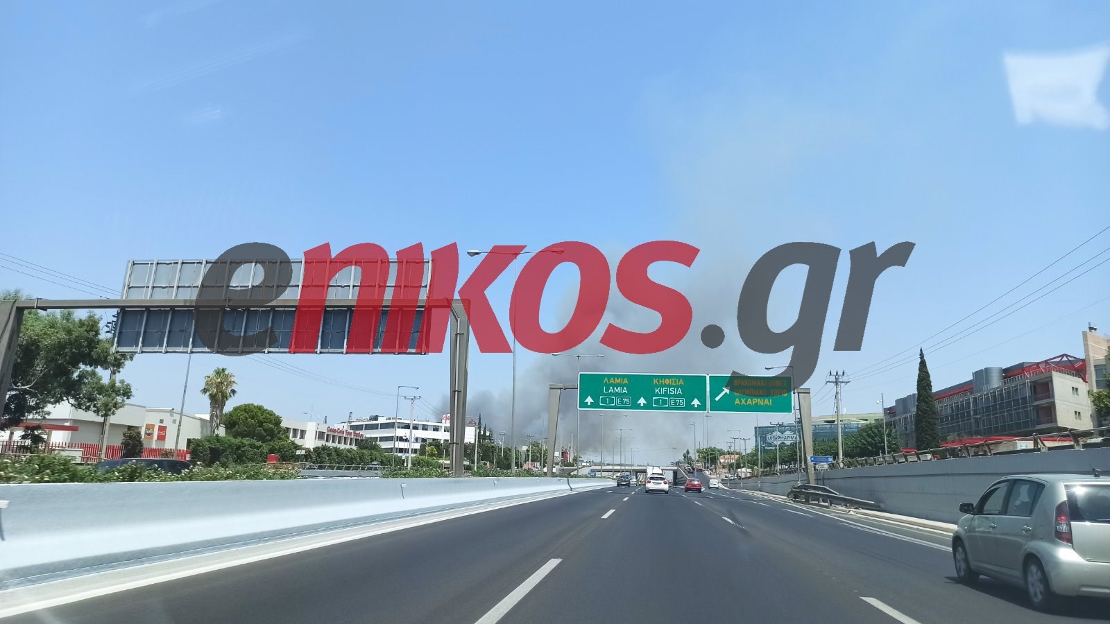 Η φωτιά στην Βαρυπόμπη ρίχνει την τάση του ρεύματος σε περιοχές της Αττικής