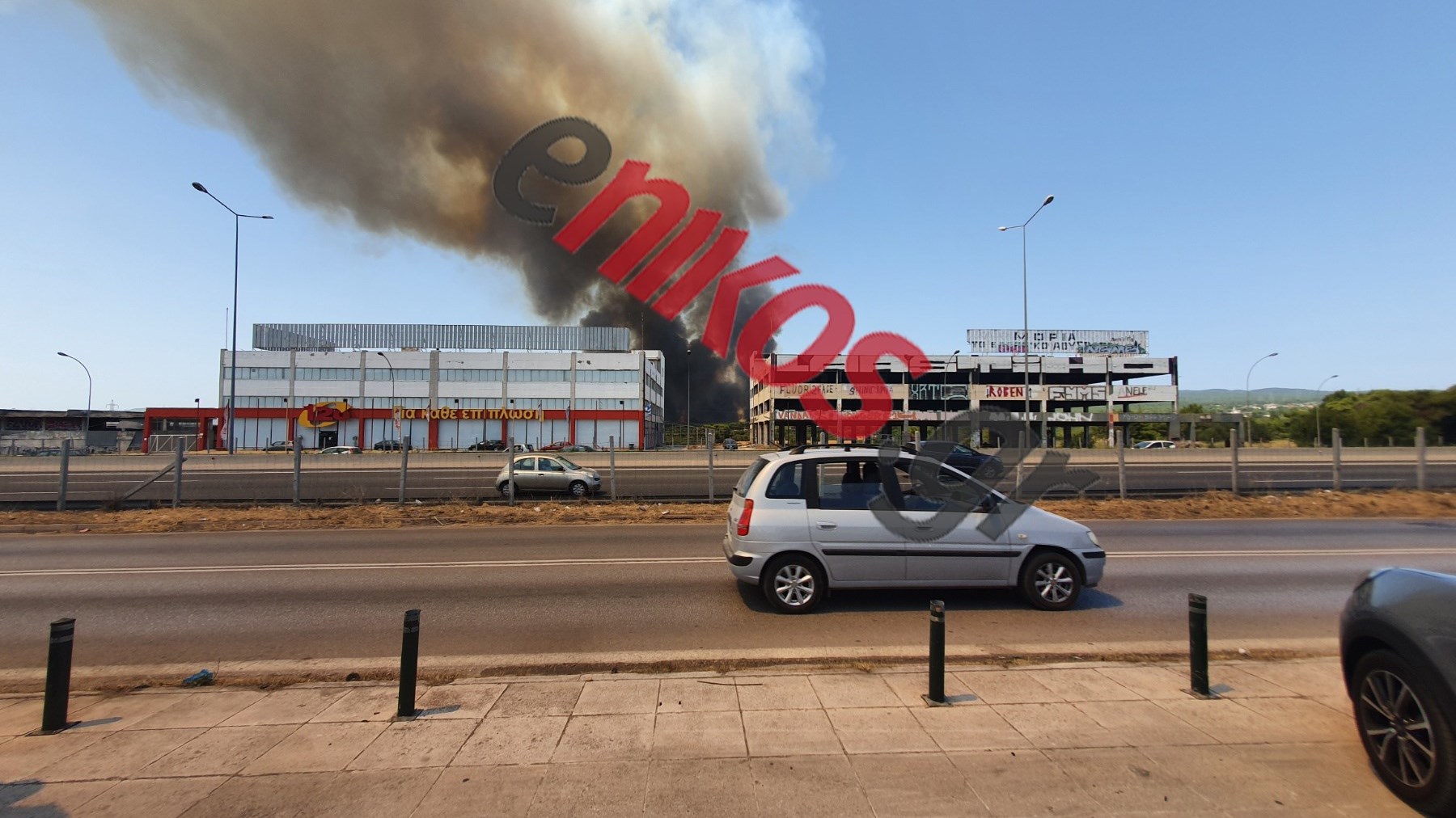 Φωτιά στη Βαρυμπόμπη: Πού έχει διακοπεί η κυκλοφορία των οχημάτων