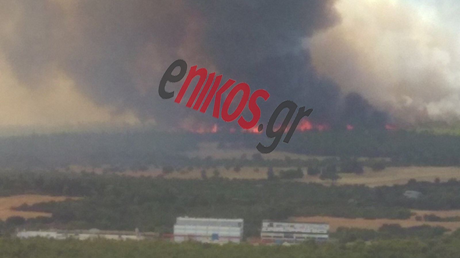Ενισχύονται οι δυνάμεις της πυροσβεστικής στη Βαρυμπόμπη – Νέες εικόνες από τη μεγάλη φωτιά