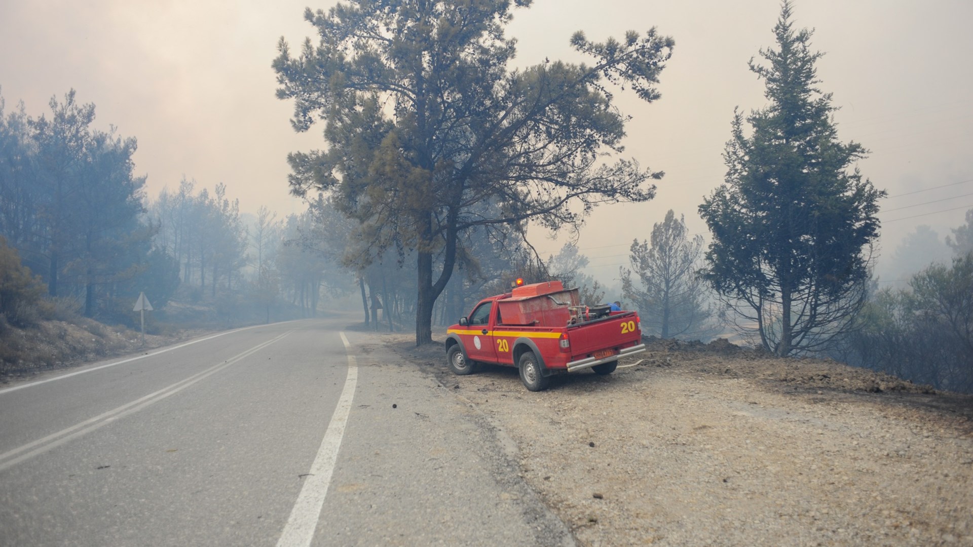 Εκτεταμένες αναζωπυρώσεις σε όλο το μέτωπο της φωτιάς στη Ρόδο