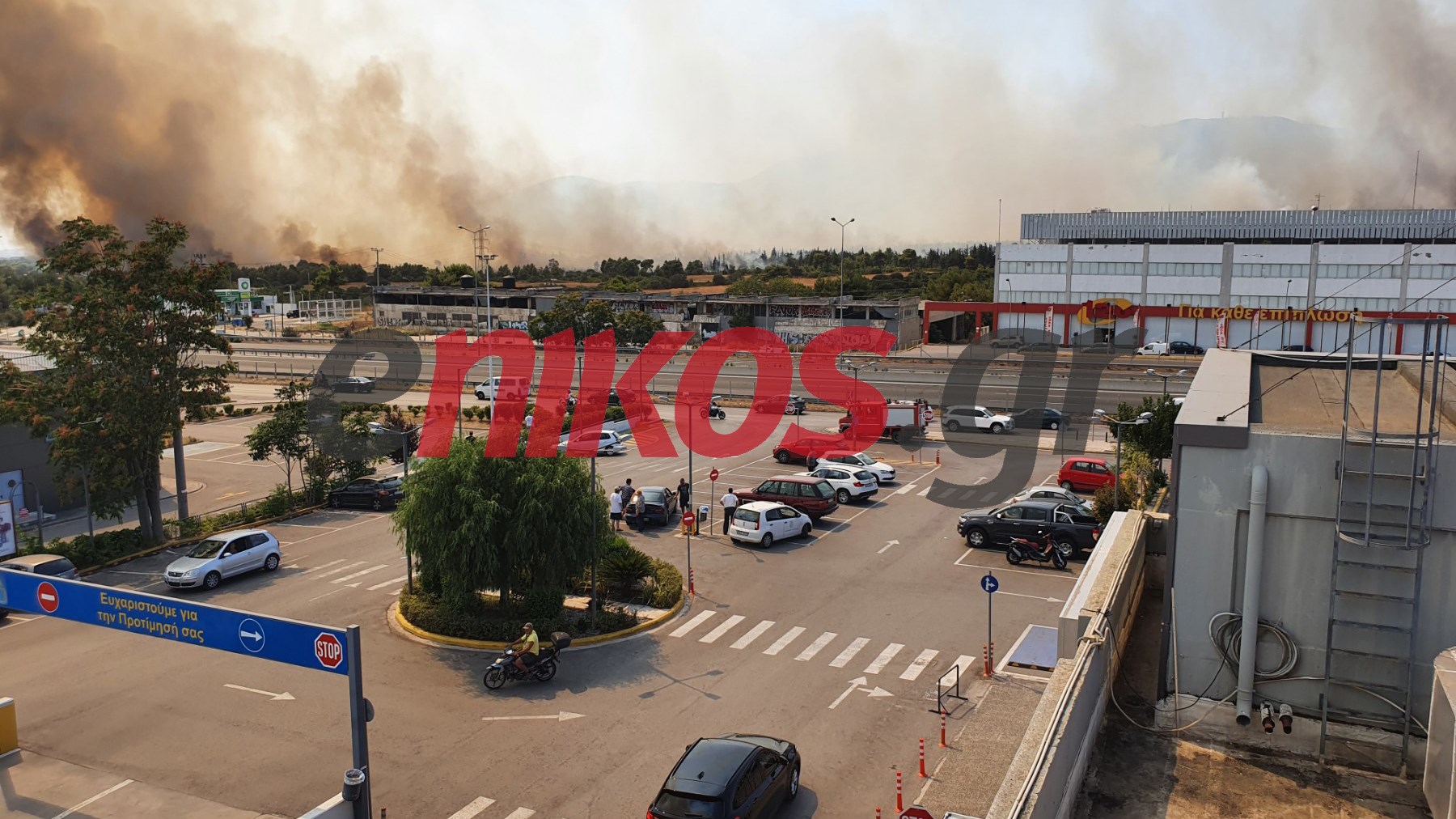 Μαίνεται η μεγάλη φωτιά στη Βαρυμπόμπη – Νέες εικόνες – ΦΩΤΟ – ΒΙΝΤΕΟ