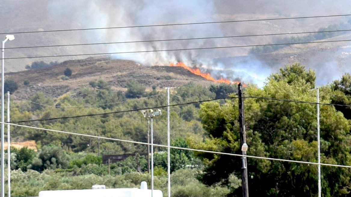 Φωτιά στην Κω: Καίει κοντά σε σπίτια – Οι πρώτες εικόνες