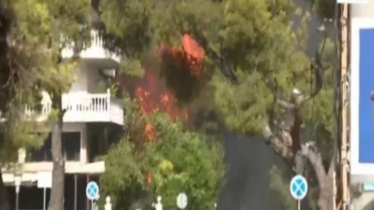 Βαρυμπόμπη: Απομακρύνθηκαν οι περισσότεροι εγκλωβισμένοι – Οι τελευταίες πληροφορίες