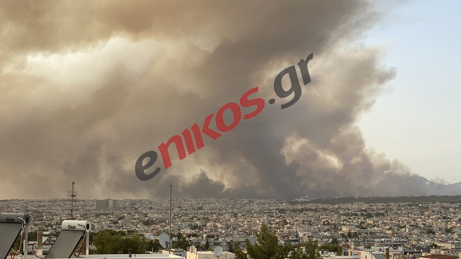 “Μαύρισε” ο ουρανός της Αττικής από τη μεγάλη φωτιά στη Βαρυμπόμπη – ΦΩΤΟ αναγνωστών