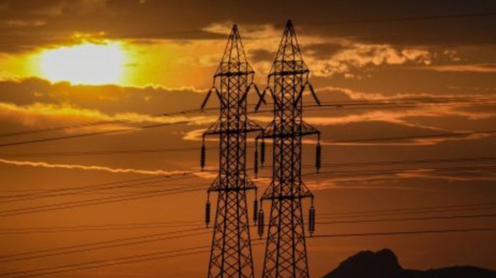 Φωτιά στη Βαρυμπόμπη: Από εναλλακτικές γραμμές η ηλεκτροδότηση των Βορείων Προαστίων