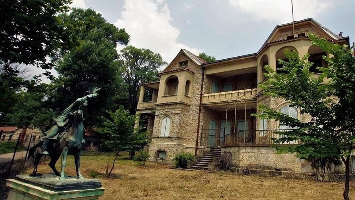 Φωτιά στη Βαρυμπόμπη – Μεταφέρονται προληπτικά αντικείμενα από το πρώην βασιλικό κτήμα Τατοΐου