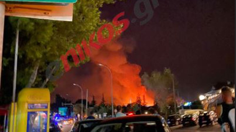 Νέες ΦΩΤΟ από τη μεγάλη φωτιά στη Βαρυμπόμπη – Στους δρόμους οι κάτοικοι – ΤΩΡΑ