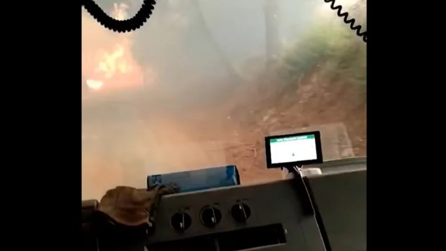 ΒΙΝΤΕΟ από τη φωτιά στη Βαρυμπόμπη: Πυροσβεστικό περνά μέσα από την πυρκαγιά – «Πάμε θα μας κλείσει»