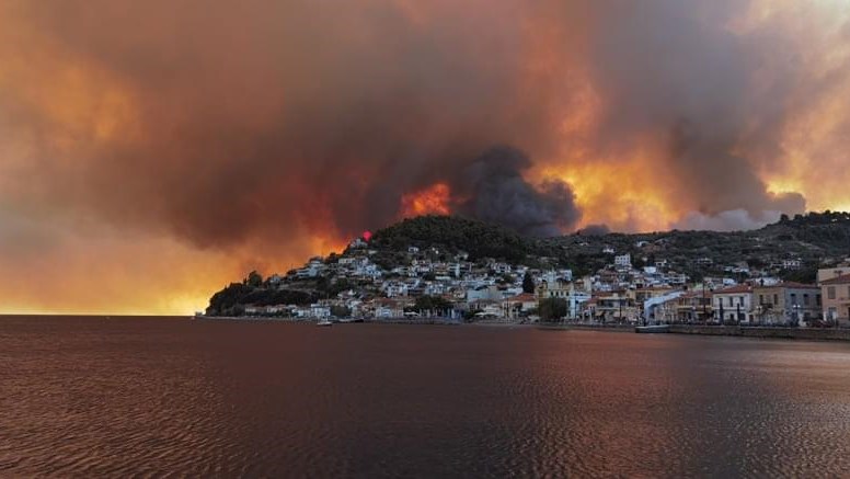Δραματικές ώρες στην Εύβοια: Τέσσερα τα μέτωπα της φωτιάς – Εκκενώνεται μοναστήρι